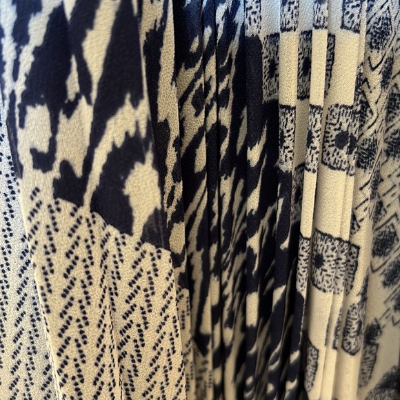 Chico’s - Full lining, maxi flowy and elegant skirt. Can fit 14to 18 - Picture 4 of 10